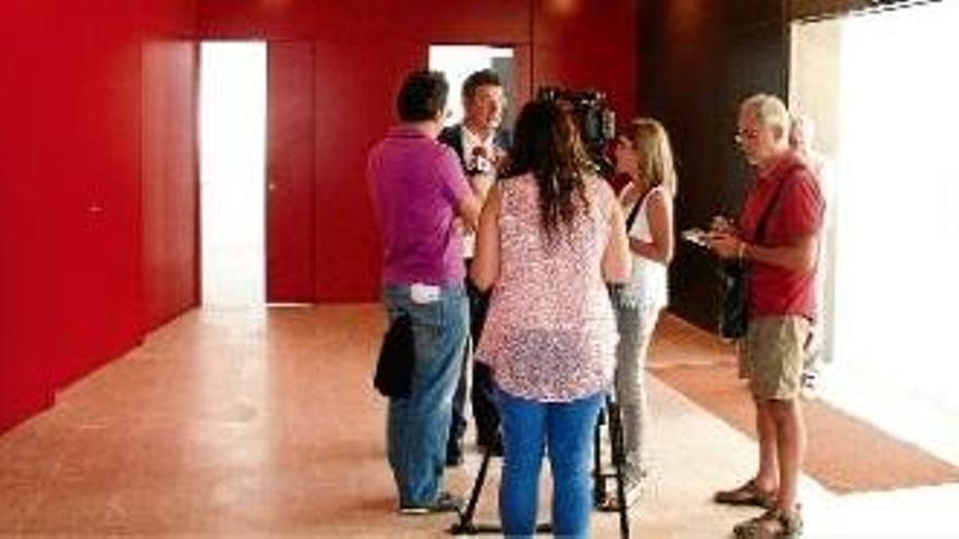 L&#039;alcalde de Banyoles, Miquel Noguer, atenent els mitjans de comunicació al Museu Arqueològic.