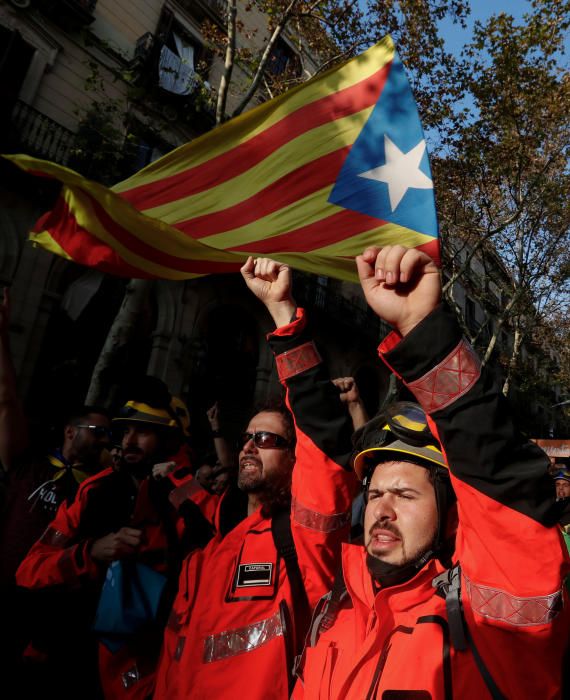 Miles de personas celebran frente al Parlament la aprobación de la independencia