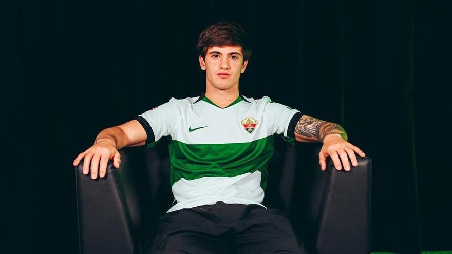 Oficial: Clausulazo del Elche a Banfield por Tiziano Perrotta, quien seguirá creciendo en Argentina
