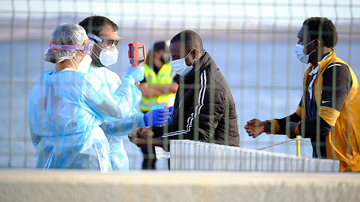 Inmigrantes a su llegada el lunes a Fuerteventura tras ser rescatados por Salvamento Marítimo.