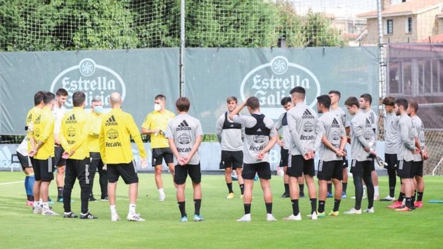 Onésimo charla con sus jugadores, al inicio del entrenamiento de ayer.