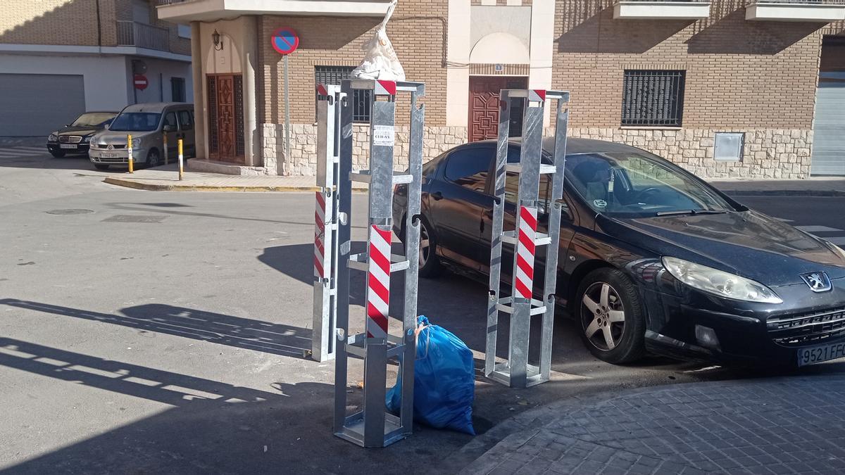 Tottems en una calle próxima al consistorio con bolsas de basura en señal de protesta.