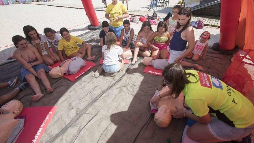 Niños aprenden a reanimar en los talleres que regresan hoy de 12.00 a 20.00 a Santa Marta. // Cristina Graña