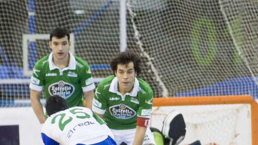 Jordi Bargalló defendiendo una jugada de Emanuel Necchi.