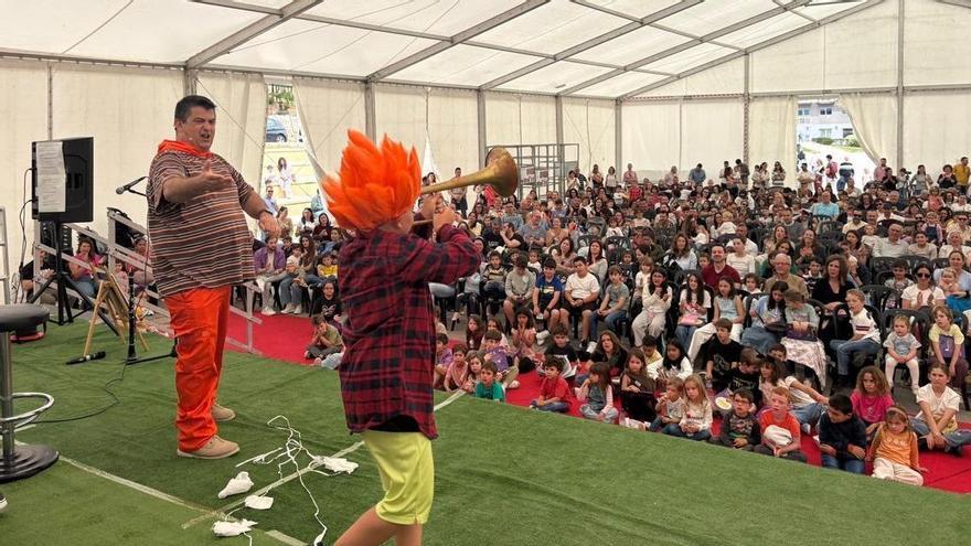 Més de 800 persones celebren a Xàbia l’estrena del nou espectacle “Què li ha passat al Monstre Petorro?”