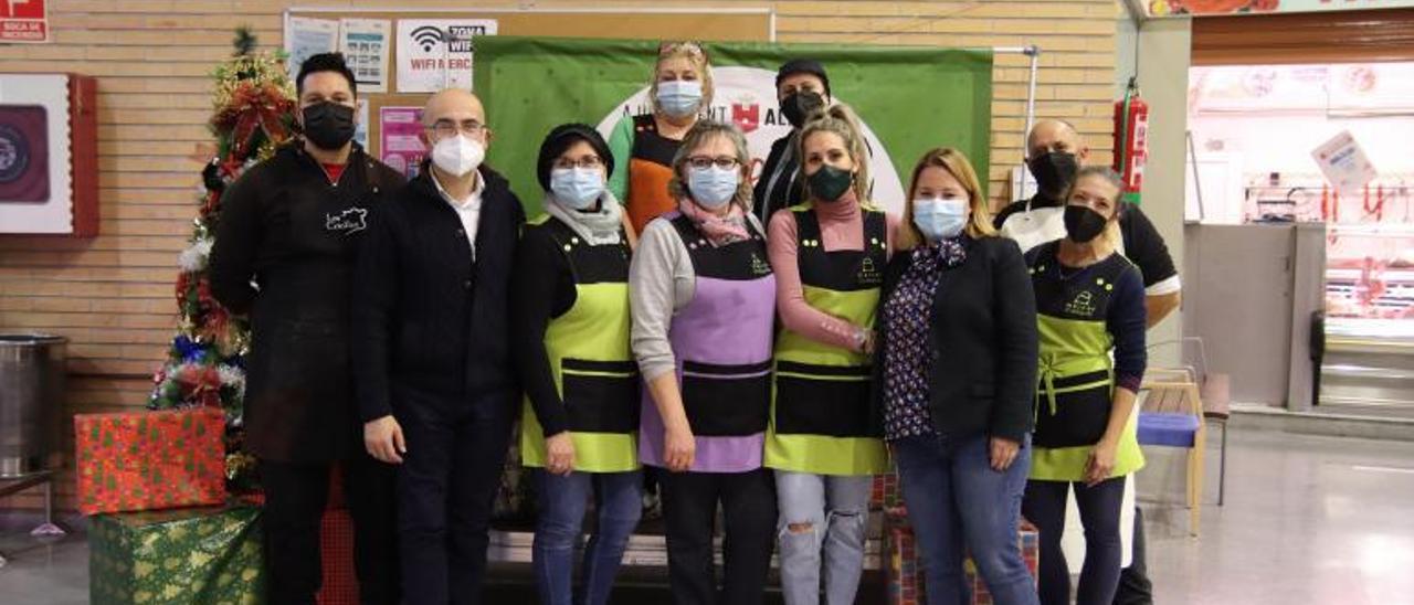 Entrega de cestas en el mercado de Alaquàs. | A.A.