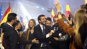 Pablo Casado y su esposa, Isabel Torres, entran en la plaza de Las Ventas de Madrid, donde se ha celebrado el mitin de cierre de campaña.