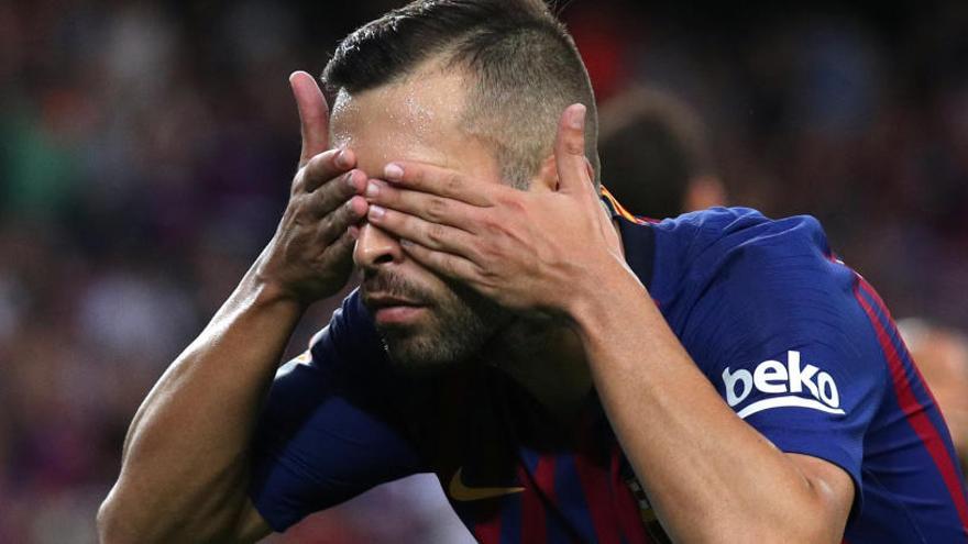 Jordi Alba celebra su tanto ante el Huesca.