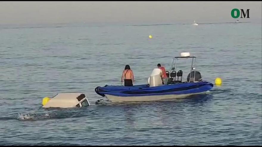Una embarcación arrastra al mar a un todoterreno en Estepona