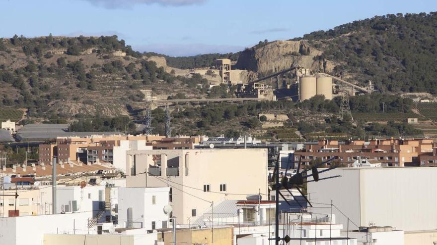 Una imagen de la montaña de Romeu donde se enclava la cantera de Lafarge.