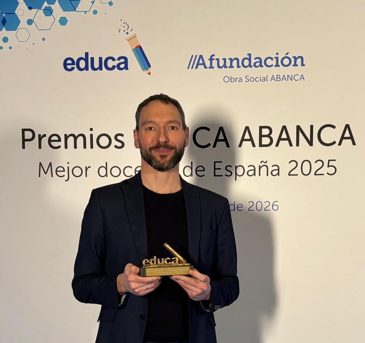 Guillermo Rico, con la estatuilla.