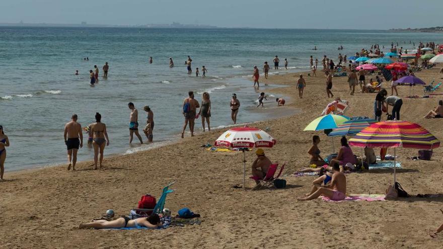 Bañistas en una playa de Elche hace unos días.