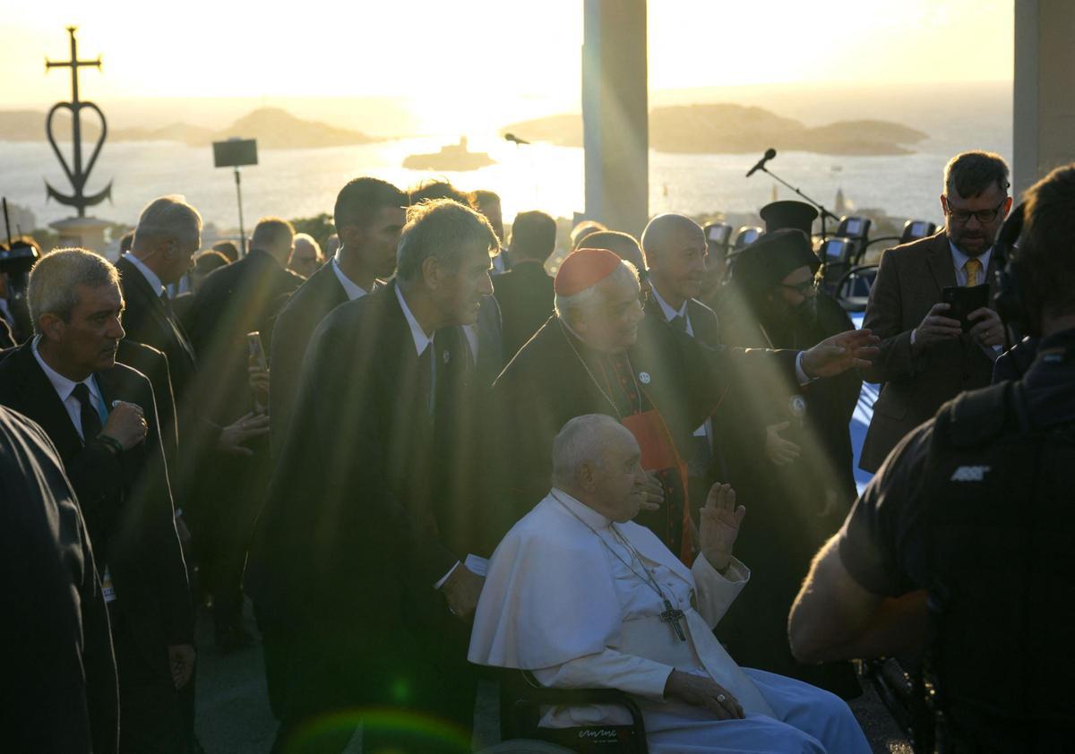 El Papa abandona el homenaje en el memorial a los marineros y migrantes muertos en el mar, este viernes en Marsella. El Papa abandona el homenaje en el memorial a los marineros y migrantes muertos en el mar, este viernes en Marsella.