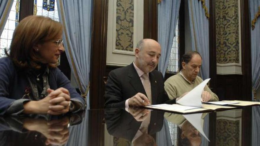 Javier Losada, Silvia Longueira y José Luis Muruzábal, ayer, en la firma del convenio. / eduardo vicente