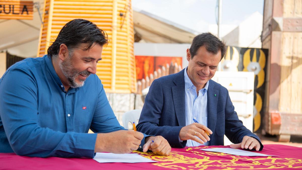 Firma del convenio de patrocinio en el Campamento festero