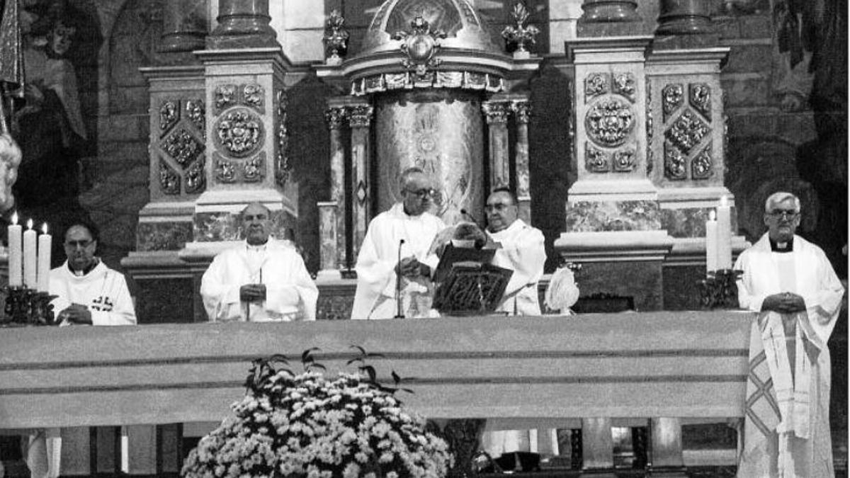 Vicente Serrano sujeta las escrituras al entonces cardenal Bergoglio. A su derecha Vicente Jiménez, quien fuera obispo de Santander.