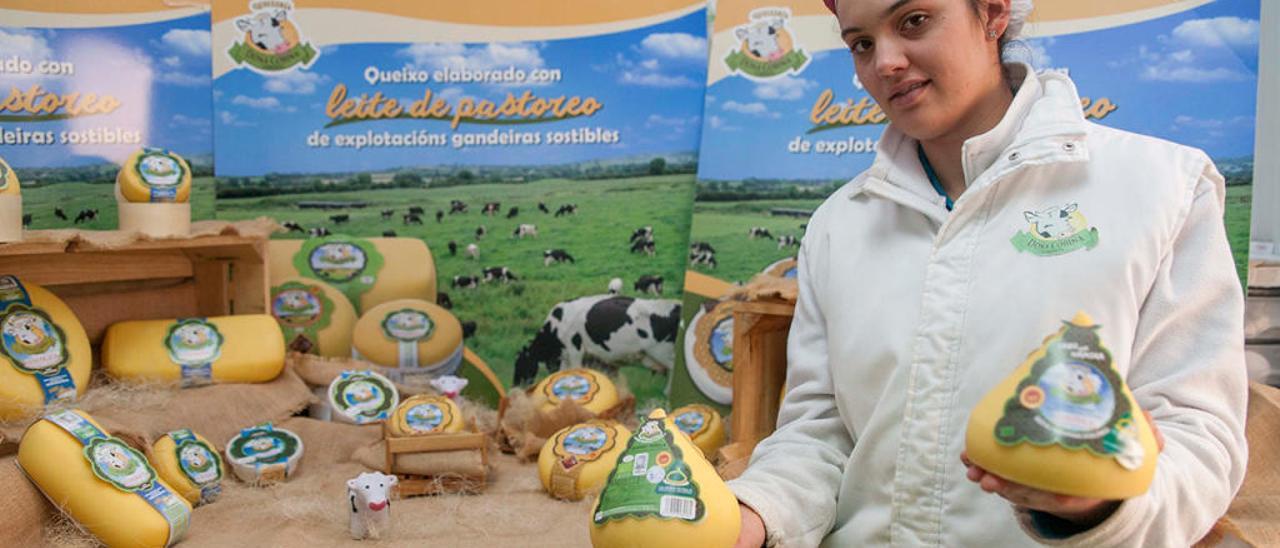 Una empleada de la quesería  posa con las variedades de Dona Cobiña // Bernabé/A. Agra