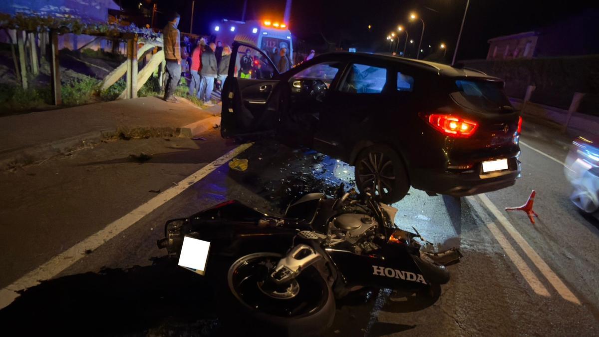 La moto y el turismo accidentados.