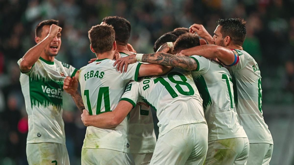 Los jugadores del Elche celebran un gol