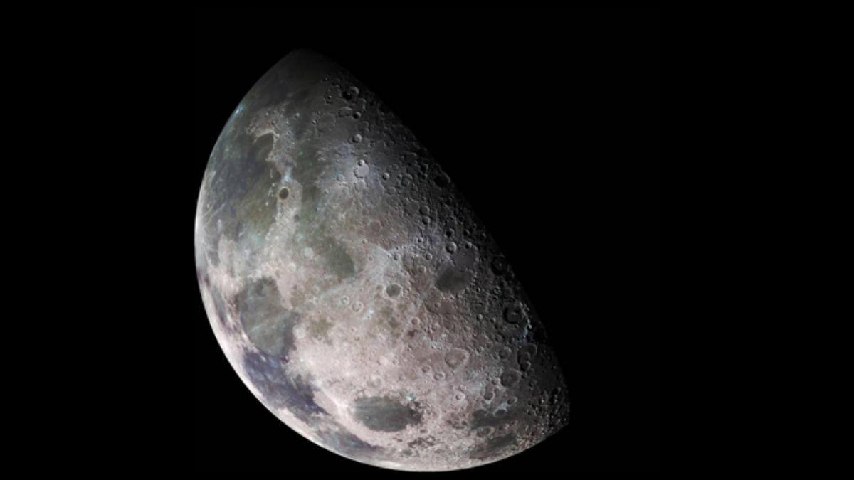 El agua en la superficie lunar podría crearse en parte por reacciones causadas por los electrones de alta energía presentes en la magnetosfera terrestre. El agua en la superficie lunar podría crearse en parte por reacciones causadas por los electrones de alta energía presentes en la magnetosfera terrestre.