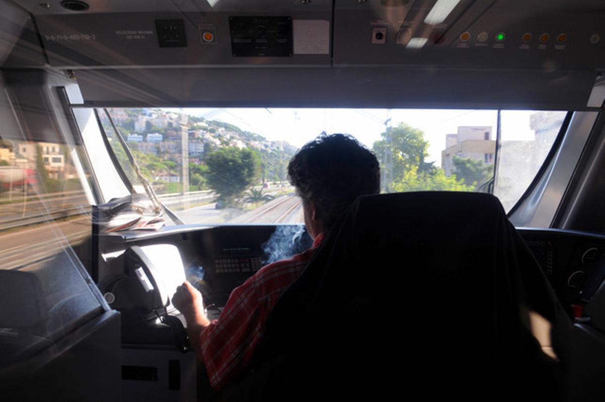 Massa fum al tren. No és la primera vegada que veig fumar un maquinista. Als trens nous es nota més, ja que la porta de vidre té unes escletxes per on passa el fum i arriba fins als passatgers més pròxims. No hi ha manera de queixar-se, ja que està prohibit dirigir-se al conductor, però no crec que sigui legal que fumi, i més si als viatgers no se’ls permet fer-ho. En el trajecte de Sitges a Barcelona del 6 d’octubre, el senyor va consumir almenys cinc cigarrets.