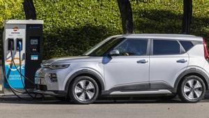 Un coche eléctrico recarga su batería en un punto destinado a ello.