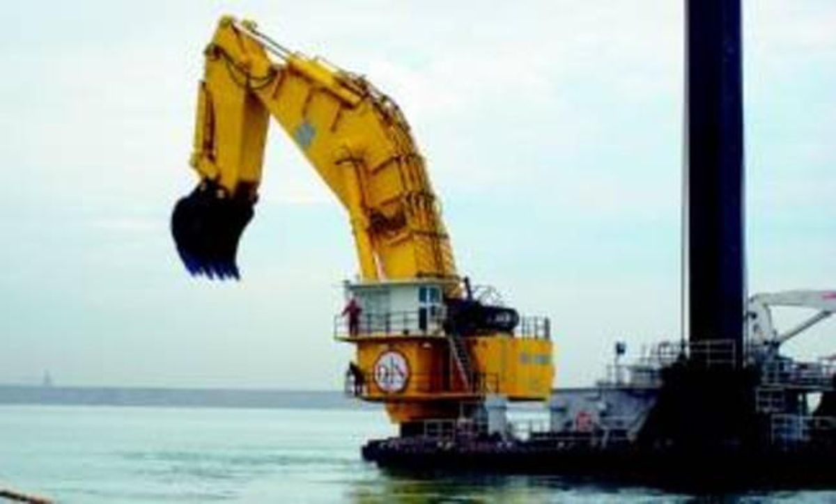 L’enorme excavadora de la draga Mimar Sinan treballa en la reconstrucció del futur moll Prat del port ampliat prop del Llobregat, ahir.