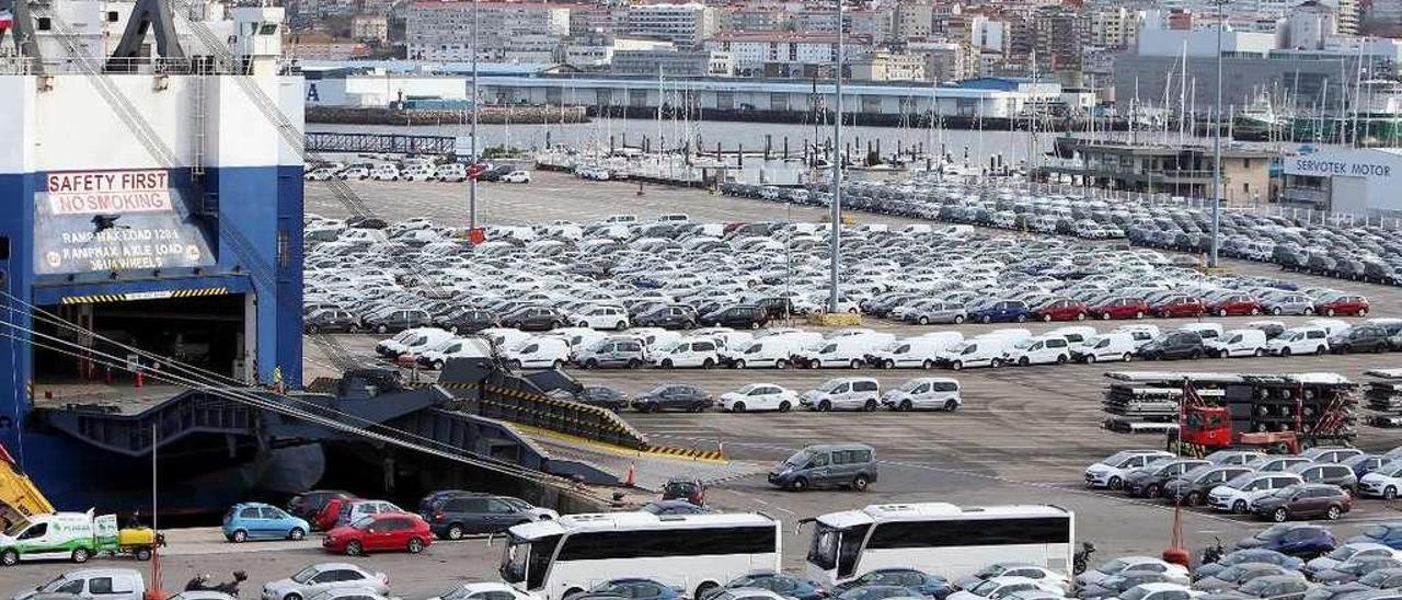 Imagen de la terminal de transbordadores de Bouzas, al completo con vehículos de PSA-Vigo. // M.G. Brea