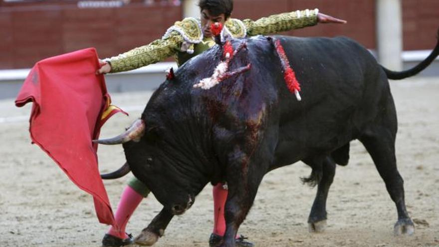 El torero López Chaves da un pase con la muleta a uno de sus astados, durante la tercera corrida de la Feria de San Isidro de Madrid.