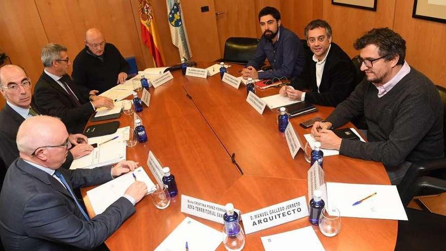 El alcalde, Xulio Ferreiro, frente al conselleiro de Sanidade, Jesús Vázquez Almuíña, ayer, en la reunión.