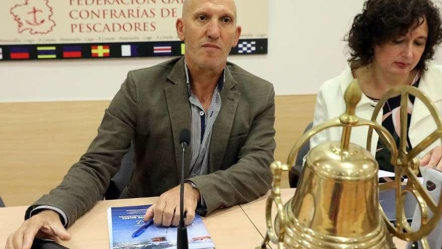 Tomás Fajardo y Mercedes Rodríguez ayer durante la jornada de la Federación Galega de Confrarías.