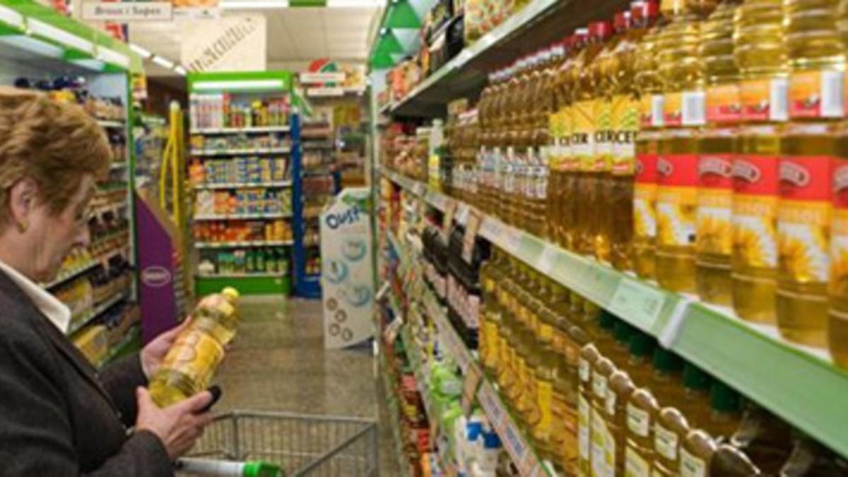 Un mujer compra una botella de aceite de girasol en un supermercado, el pasado mes de abril.