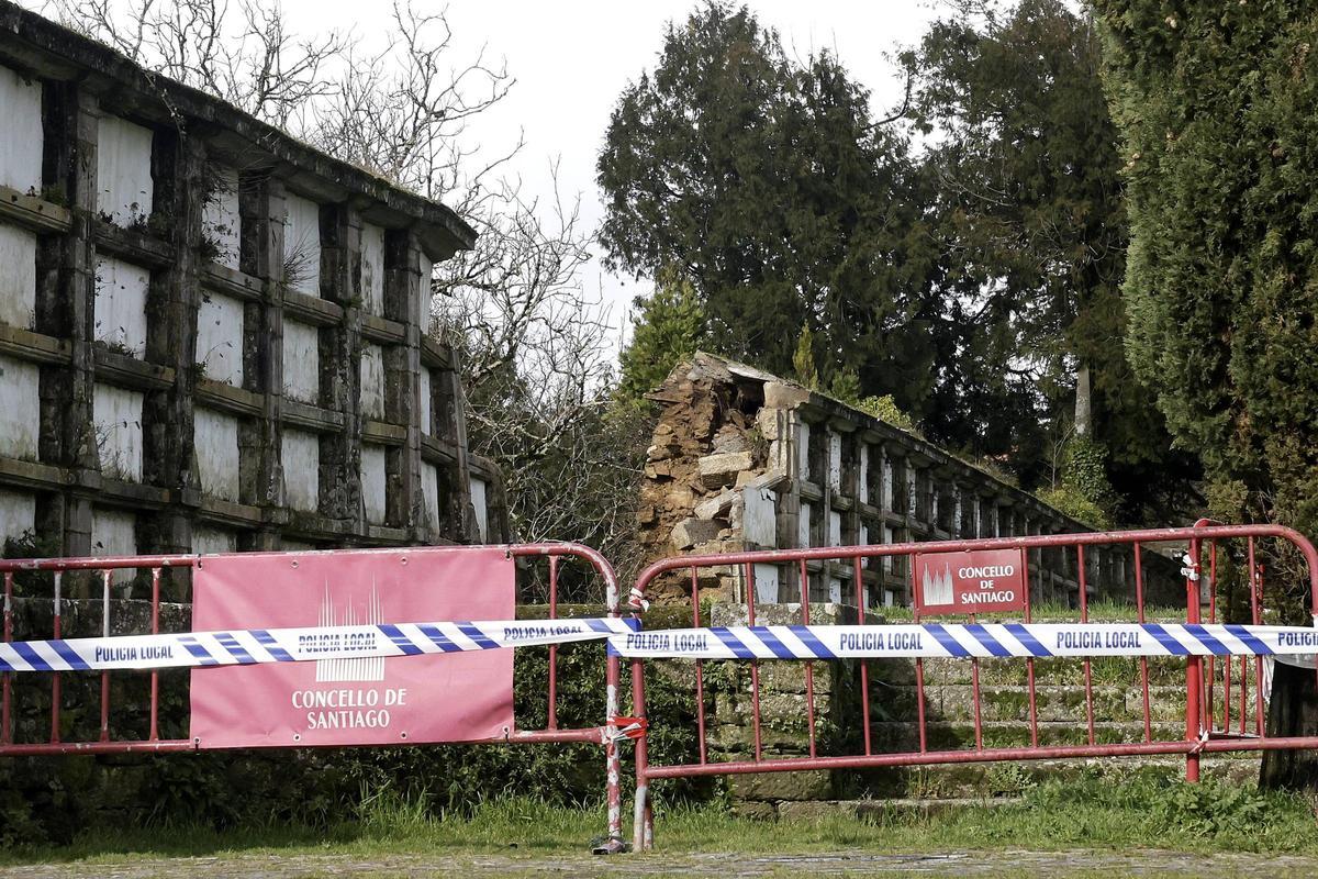 El derrumbamiento de parte de un muro del cementerio de Bonaval ha obligado a cerrar la zona.