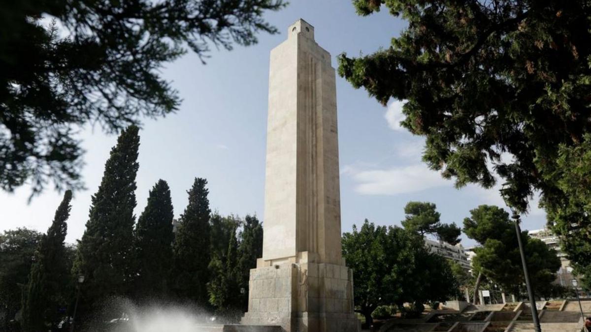 Monumento al crucero ‘Baleares’ situado en el parque de sa Feixina de Palma.