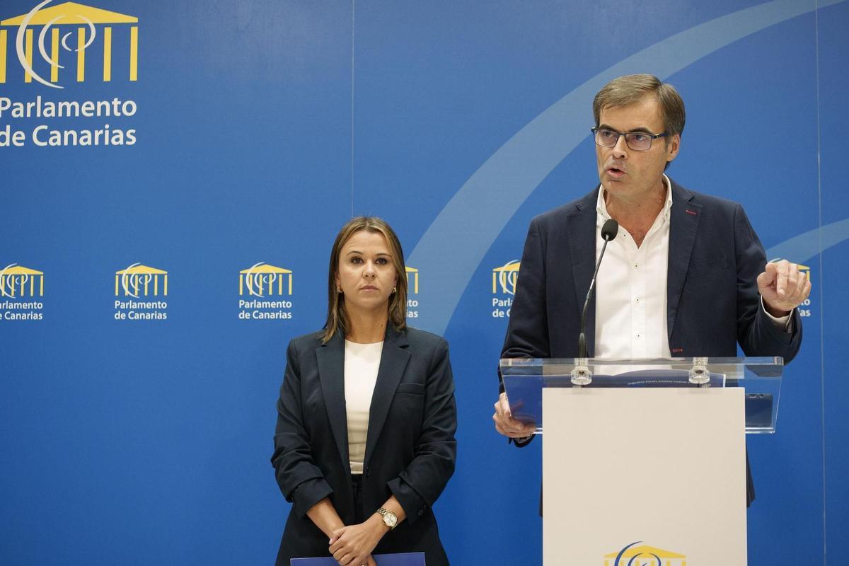 Foto de archivo de Fernando Enseñat y Jennifer Curbelo durante la rueda de prensa en la que anunciaron que volverán a llamar al ministro Torres a declarar en el Parlamento