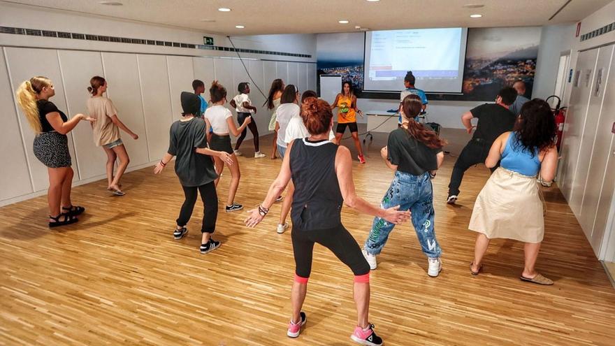 Actividad de Zumba desarrollada en la Casa de la Juventud Siliuto, en el barrio de El Toscal. | | MARÍA PISACA