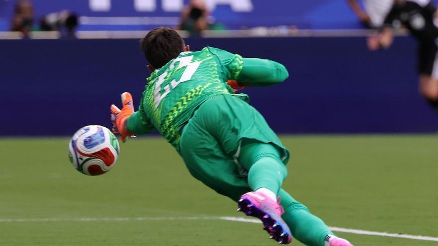 Forlán desvela el motivo de la cantada de Muslera en el España - Uruguay del Mundial: ¿verdad o excusa?