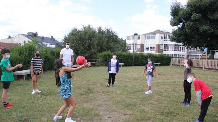 Participantes en el campamento multideporte, ayer, junto al Espazo Xove.   | // BERNABÉ/ANA AGRA