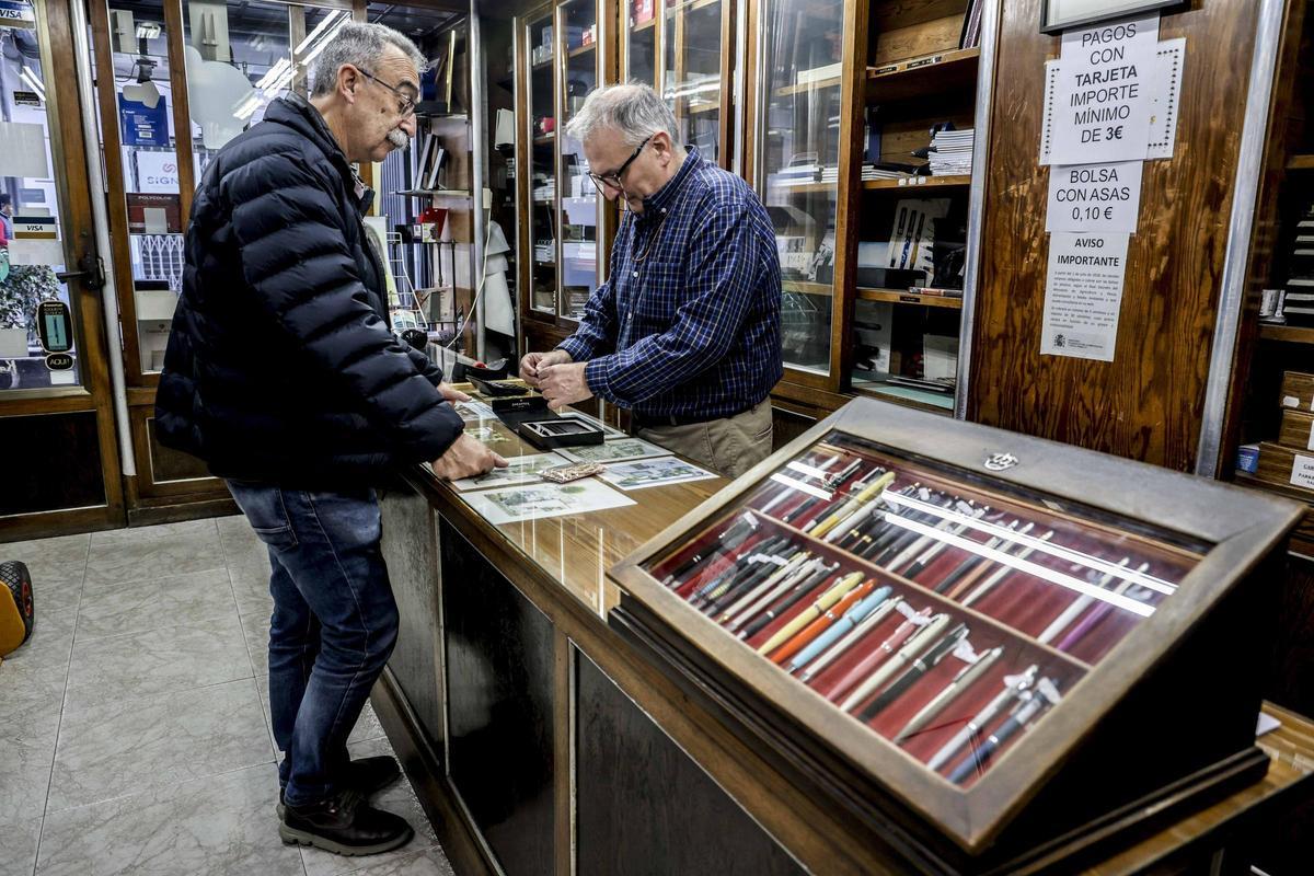 La despedida de Eutimio, una papelería con casi un siglo de vida en Alicante La despedida de Eutimio, una papelería con casi un siglo de vida en Alicante