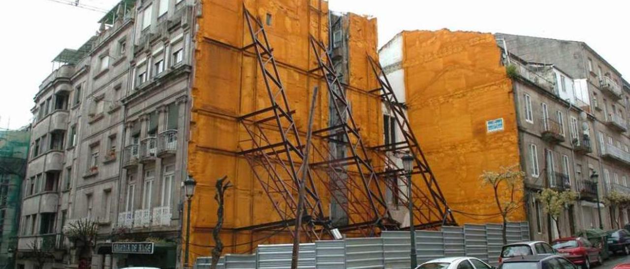 Edificios con obras de rehabilitación, en Vigo. // Grobas