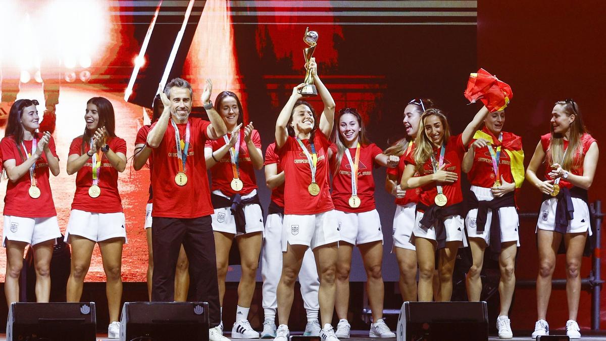 Les jugadores de la selecció femenina espanyola de futbol després de guanyar la Copa del Món, a Madrid
