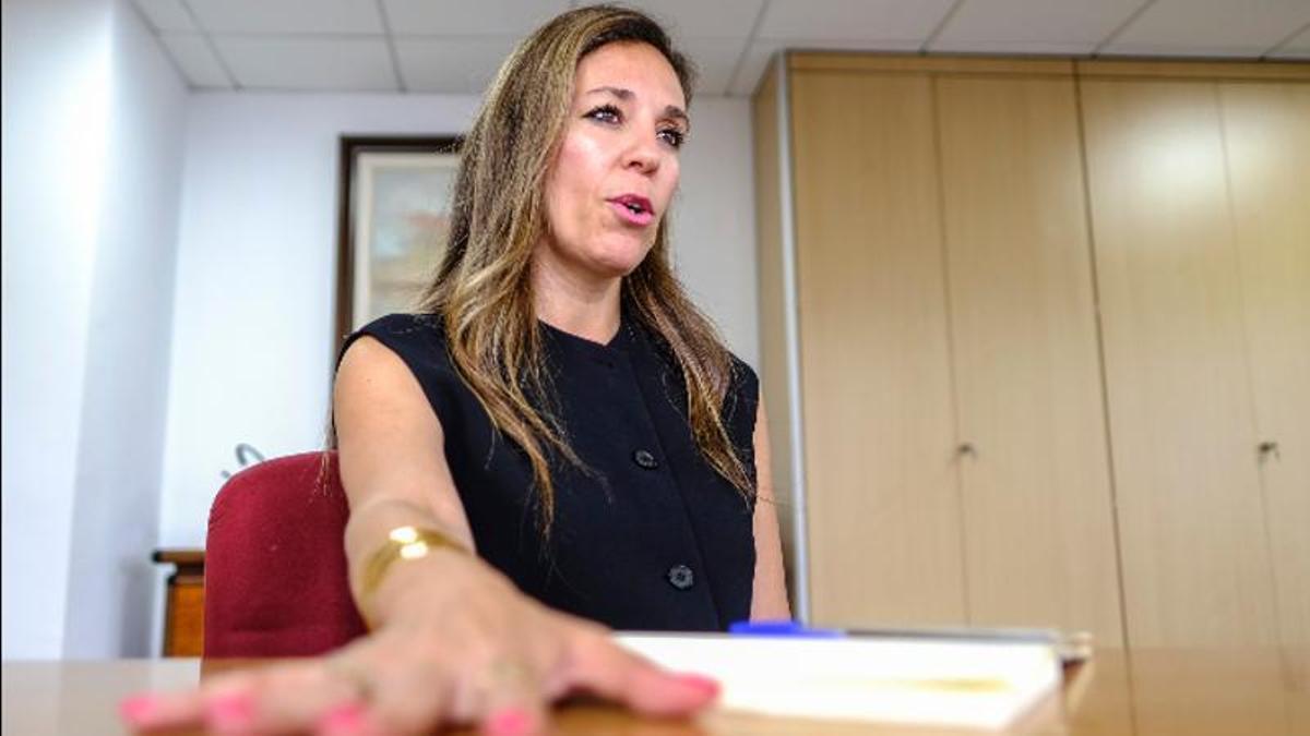La consejera de Turismo del Gobierno de Canarias, Jéssica de León, en su despacho en diferentes momentos de la entrevista.