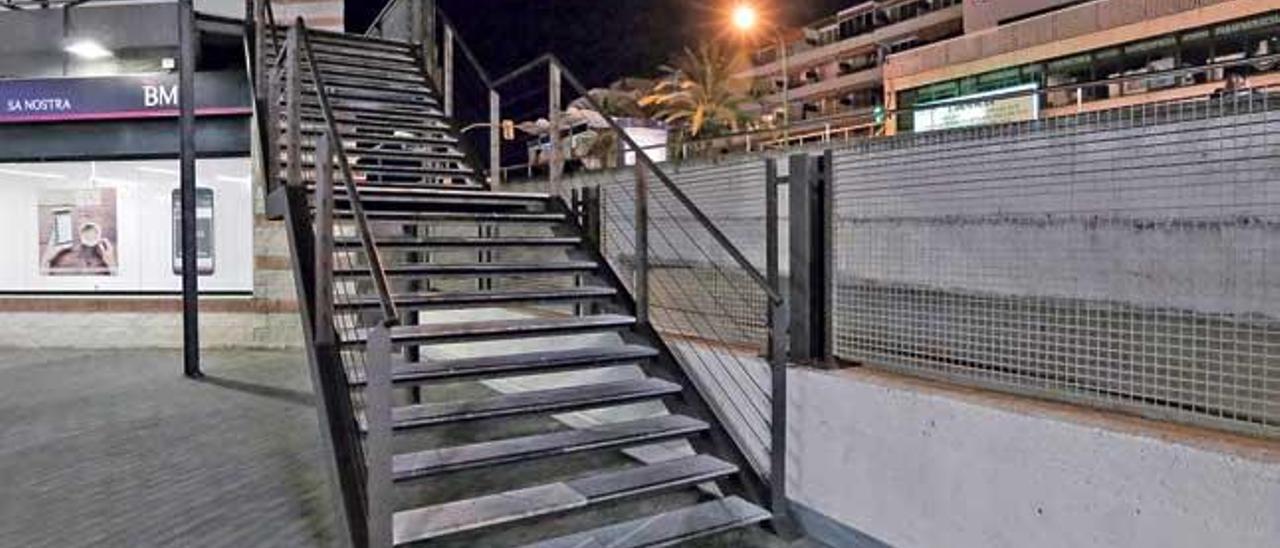 La brutal agresión se produjo de madrugada en Halloween de 2015 en las escaleras traseras del centro comercial Porto Pi.