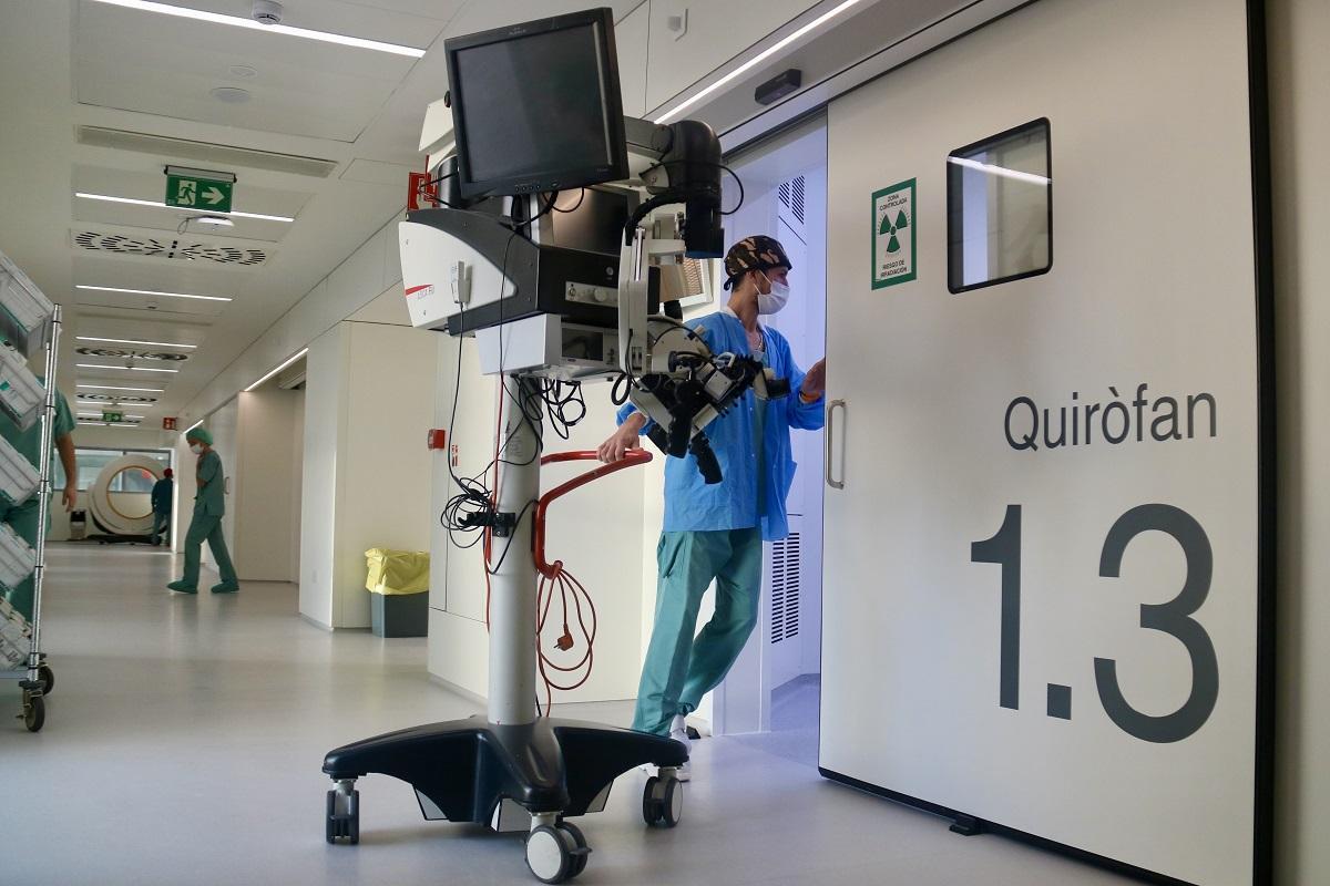 Un sanitario entrando en un quirófano