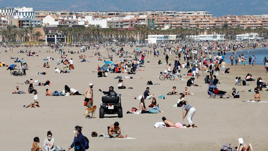 Cientos de personas disfrutan del buen tiempo en el Paseo Marítimo