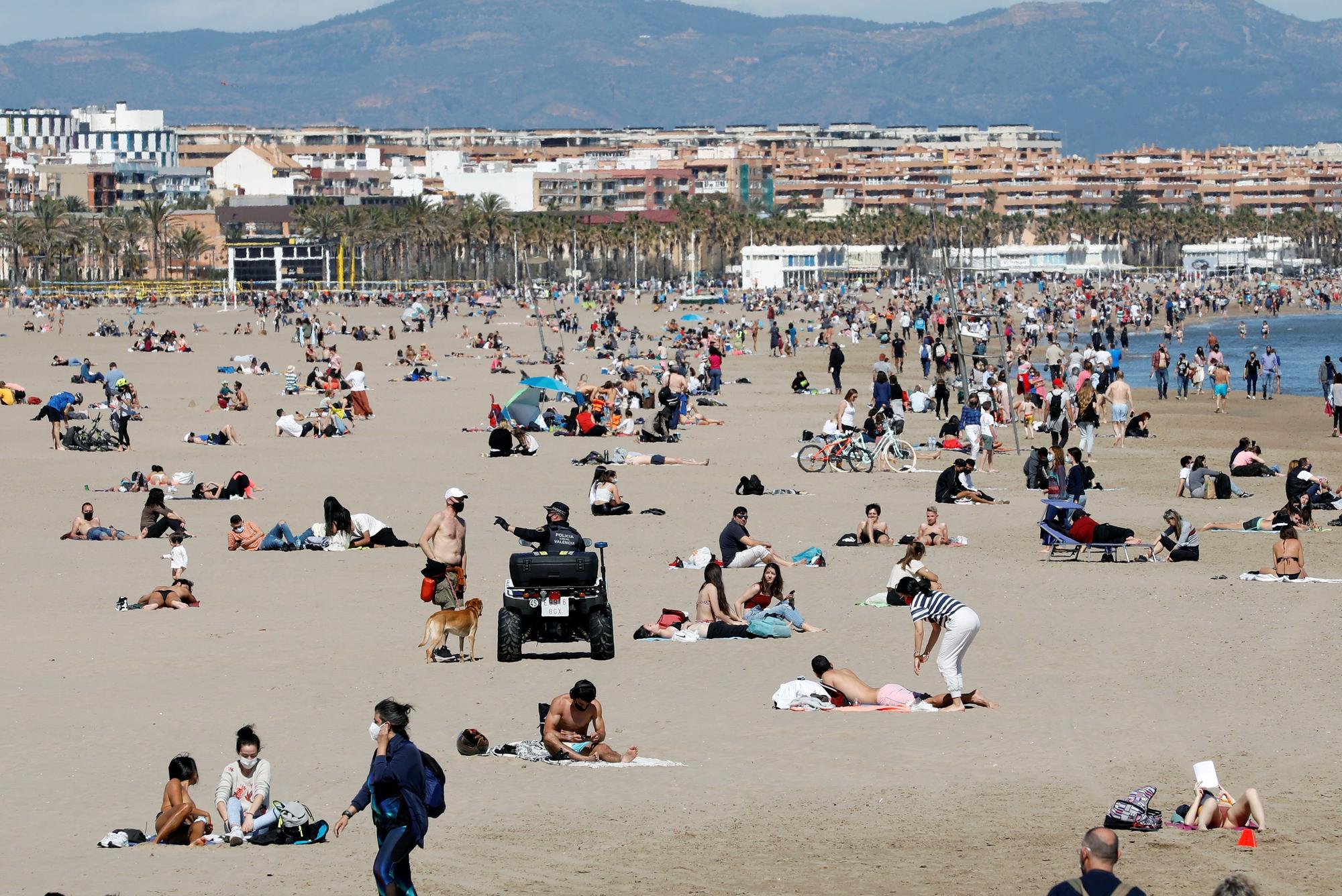 Cientos de personas disfrutan del buen tiempo en el Paseo Marítimo