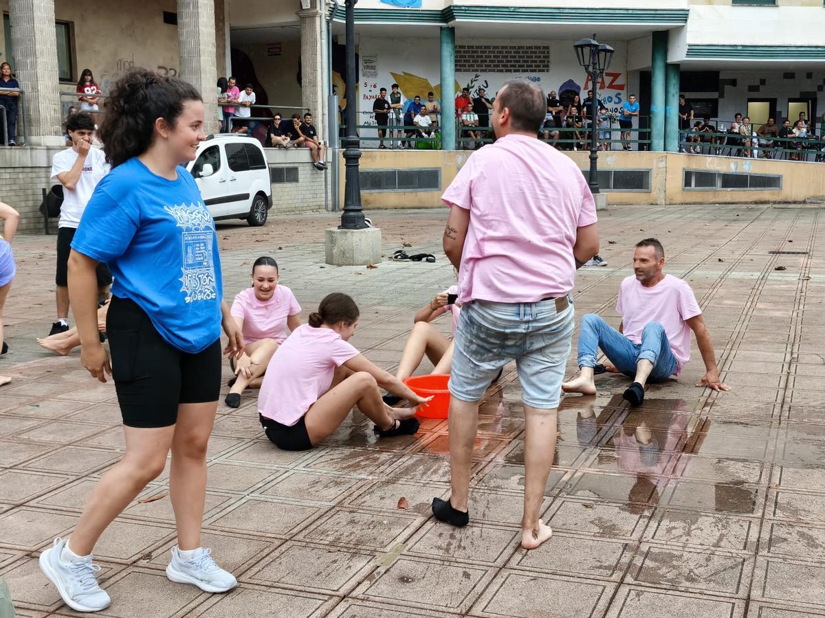 El Grand Prix de Lugo de Llanera, sana piquilla entre las seis peñas participantes: "Venimos a pasarlo bien"
