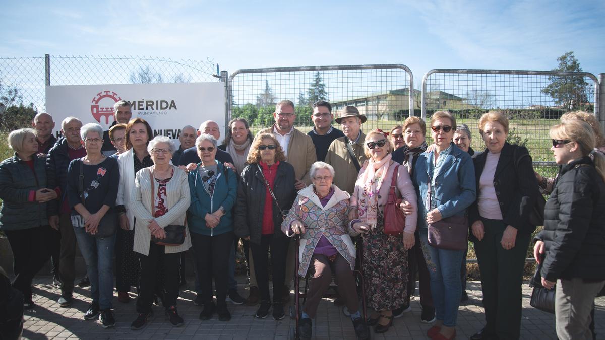 Visita de Osuna, ayer, a la parcela en la que se construirá el hogar de mayores.