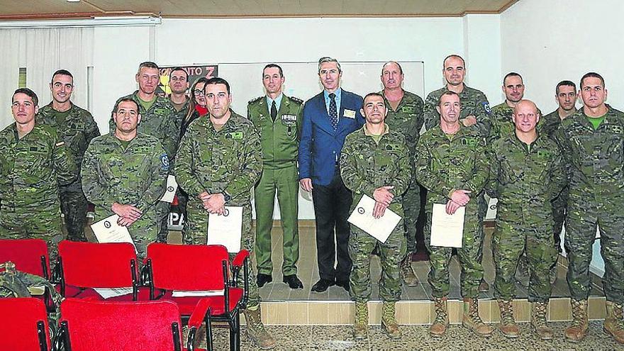 Miembros de la BRIPAC junto al coronel Luís Sánchez y Pablo Blesa.