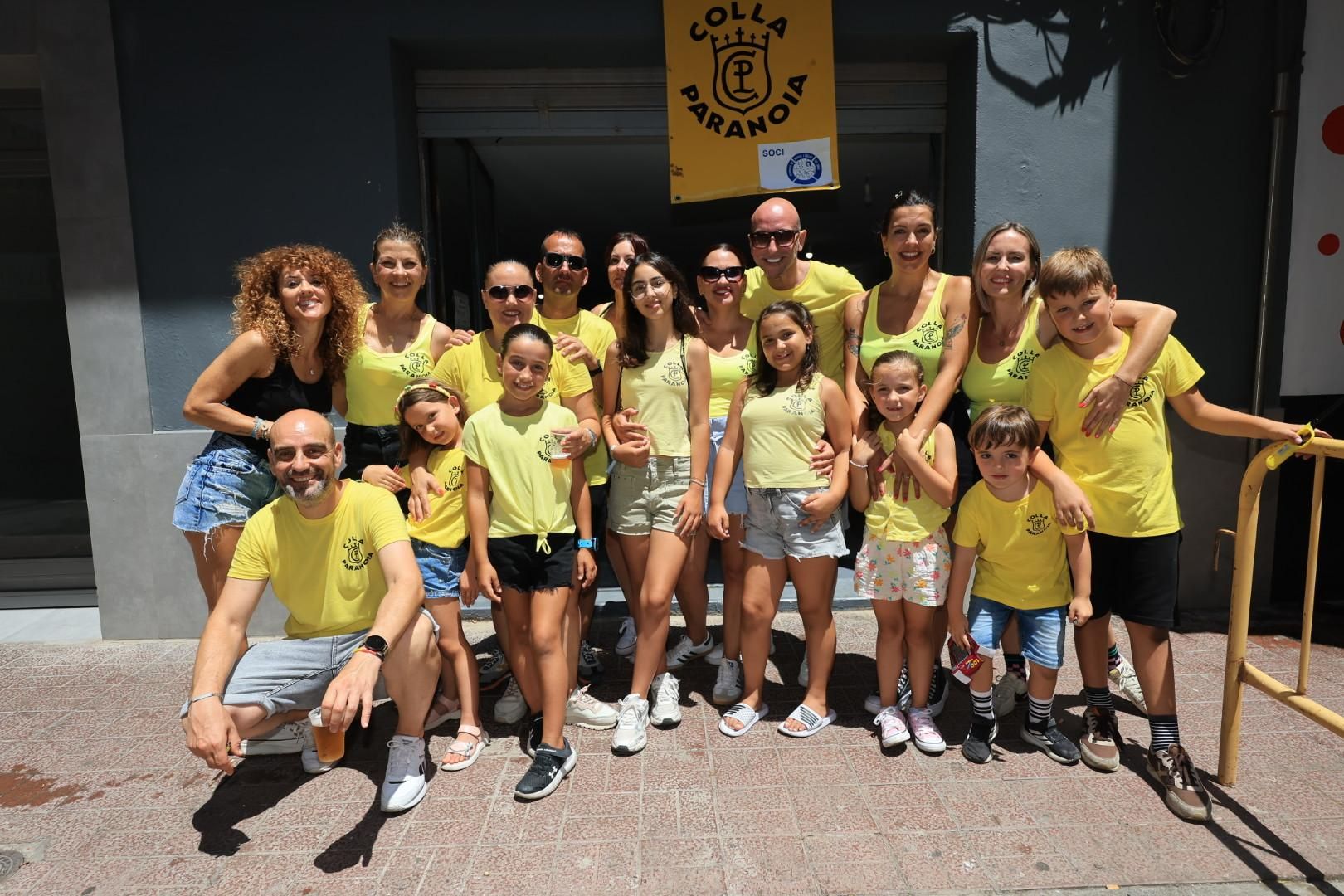 Las collas llenan de color las calles del Grau por Sant Pere